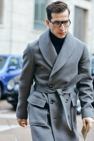 С чем носить серое длинное пальто: Нравится выглядеть солидно? Тогда тандем серого длинного пальто и темно-синей водолазки придется тебе по вкусу.