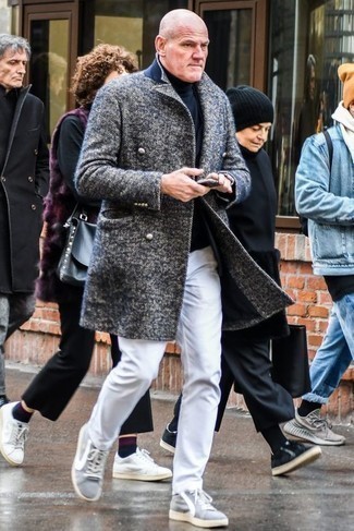 Какие джинсы носить с серебряными низкими кедами за 50 лет мужчине в теплую погоду: Серое длинное пальто с узором "в ёлочку" и джинсы — необходимые вещи в гардеробе молодых людей с чувством стиля. серебряные низкие кеды добавят облику непринужденности и динамичности.