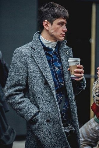 Какие водолазки носить с темно-серым длинным пальто в холод: Дуэт темно-серого длинного пальто и водолазки позволит воплотить в твоем ансамбле городской стиль современного парня.