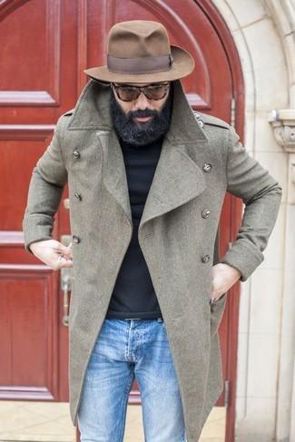 Какие джинсы носить с черной водолазкой в 30 лет мужчине в прохладную погоду: Комбо из черной водолазки и джинсов — классный вариант для воплощения мужского ансамбля в стиле элегантной повседневности.