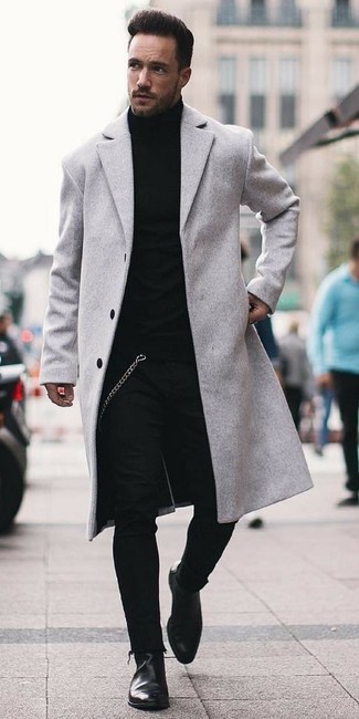 Какие длинные пальто носить с черными ботинками челси в 30 лет в теплую погоду: Лук из длинного пальто и черных зауженных джинсов однозначно подчеркнет твою индивидуальность. Любишь экспериментировать? Дополни образ черными ботинками челси.
