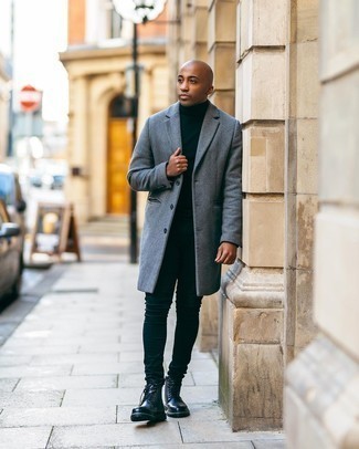 Какие повседневные ботинки носить с серым длинным пальто в 30 лет в прохладную погоду: Серое длинное пальто и черные зауженные джинсы — замечательный вариант для несложного, но модного мужского образа. Повседневные ботинки — идеальный выбор, чтобы закончить образ.