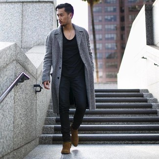 Как носить коричневую обувь с черными брюками в 30 лет мужчине в холод: Сочетание серого длинного пальто с узором "в ёлочку" и черных брюк позволит создать модный мужской лук. Весьма неплохо здесь выглядят коричневые замшевые ботинки челси.