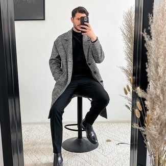 Какие брюки чинос носить с серым длинным пальто в 30 лет в стиле смарт-кэжуал: Если ты принадлежишь к той категории джентльменов, которые любят выглядеть с иголочки, тебе полюбится дуэт серого длинного пальто и брюк чинос. Любители модных экспериментов могут завершить ансамбль черными кожаными ботинками челси, тем самым добавив в него толику эффектности.