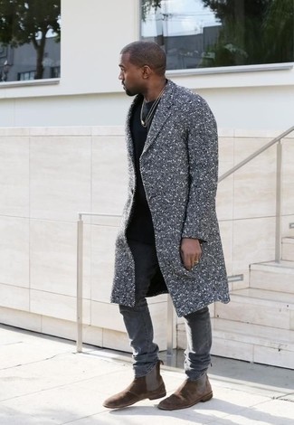 Как Kanye West носит Серое длинное пальто, Черная футболка с круглым вырезом, Серые зауженные джинсы, Темно-коричневые замшевые ботинки челси
