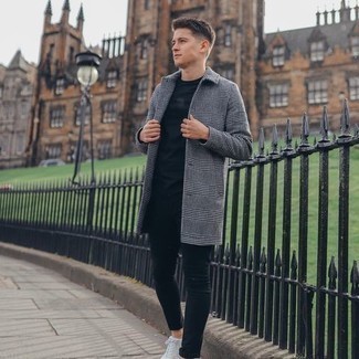Модный лук: серое длинное пальто в шотландскую клетку, черная футболка с круглым вырезом, черные зауженные джинсы, белые низкие кеды из плотной ткани