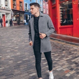 Какие кроссовки носить с серым длинным пальто в 20 лет: Дуэт серого длинного пальто и черных зауженных джинсов — отличный пример современного городского стиля. Тебе нравятся смелые сочетания? Заверши свой ансамбль кроссовками.