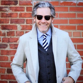С чем носить бирюзовую классическую рубашку за 40 лет мужчине: Бирюзовая классическая рубашка в паре с серым длинным пальто позволит создать модный и привлекательный ансамбль.