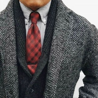 С чем носить красно-темно-синий галстук в шотландскую клетку мужчине в прохладную погоду в стиле смарт-кэжуал: Несмотря на то, что это классический лук, ансамбль из серого длинного пальто с узором "в ёлочку" и красно-темно-синего галстука в шотландскую клетку неизменно нравится стильным мужчинам, покоряя при этом сердца девушек.