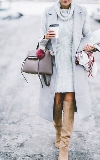 С чем носить светло-коричневые ботинки женщине: Серое пальто без рукавов и серое вязаное платье-свитер будет превосходным вариантом для легкого наряда на каждый день. Если ты любишь поэкспериментировать, на ноги можно надеть светло-коричневые ботинки.