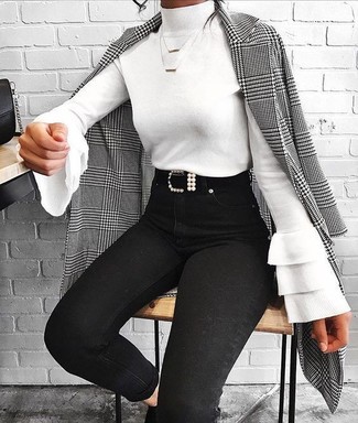 С чем носить белую водолазку в 30 лет женщине в холод в стиле смарт-кэжуал: Лук из белой водолазки и черных джинсов скинни позволит создать интересный образ в расслабленном стиле.