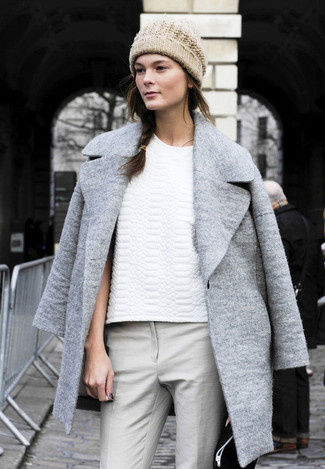 Как Irina Kulikova носит Серое пальто, Белая стеганая футболка с круглым вырезом, Серые узкие брюки, Бежевая шапка