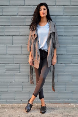 Какие лоферы носить с серым пальто в 30 лет женщине: Такой образ из серого пальто и темно-серых джинсов скинни выглядит очень ярко, и ты точно не останешься без комплимента. Что же до обуви, лоферы — самый выигрышный вариант.