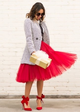 С чем носить пышную юбку: Серое твидовое пальто и пышная юбка надежно закрепились в гардеробе многих модниц, помогая создавать роскошные и стильные луки. Красные замшевые туфли станут хорошим дополнением к твоему луку.