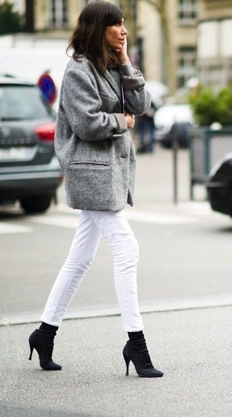 Какие ботильоны на шнуровке носить с серым пальто в 30 лет: Любительницам расслабленного стиля полюбится тандем серого пальто и белых джинсов. Вкупе с этим луком чудесно будут смотреться ботильоны на шнуровке.