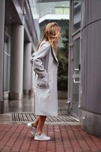 С чем носить кеды женщине в прохладную погоду: Серое пальто — ансамбль, который будет неизбежно притягивать взгляды мужчин. Тебе нравятся незаурядные решения? Можешь дополнить свой лук кедами.