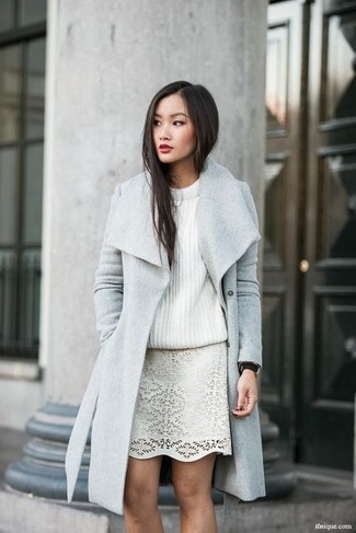 С чем носить мини-юбку с вырезом в прохладную погоду в стиле смарт-кэжуал: Серое пальто и мини-юбка с вырезом — обязательные вещи в арсенале женщин с превосходным вкусом в одежде.