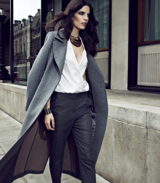 С чем носить темно-серые классические брюки женщине в холод: Сочетание серого пальто и темно-серых классических брюк будет уместно и в офисе, и на прогулке с подругой.