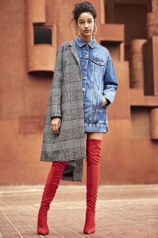 Какое пальто носить с темно-синей джинсовой курткой женщине в стиле смарт-кэжуал: Комбо из пальто и темно-синей джинсовой куртки продолжает покорять сердца девушек. Не прочь сделать наряд немного элегантнее? Тогда в качестве обуви к этому образу, стоит обратить внимание на красные замшевые ботфорты.