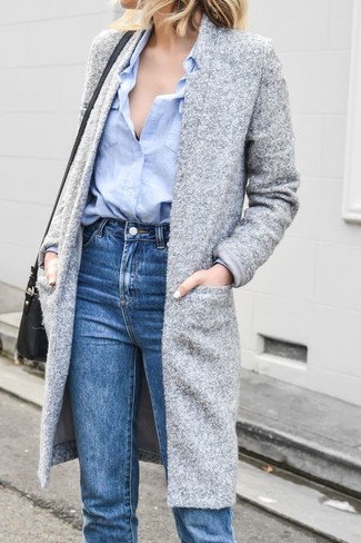 Как носить серое пальто с синими джинсами скинни в 30 лет: Ансамбль из серого пальто и синих джинсов скинни позволит реализовать в твоем луке современный городской стиль.