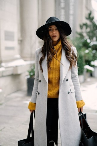 С чем носить черную шерстяную шляпу в 30 лет женщине в деловом стиле: Если в одежде ты ценишь удобство и практичность, серое пальто и черная шерстяная шляпа — прекрасный вариант для привлекательного лука на каждый день.