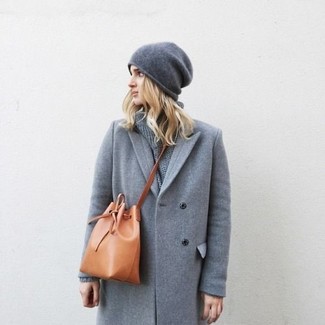 С чем носить светло-коричневую сумку-мешок в прохладную погоду: Такое простое и комфортное сочетание вещей, как серое пальто и светло-коричневая сумка-мешок, полюбится барышням, которые любят проводить дни в постоянном движении.