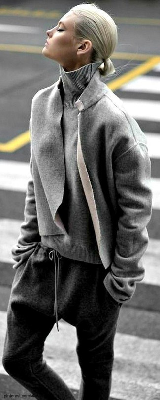 С чем носить серебряные спортивные штаны женщине: Серое пальто и серебряные спортивные штаны прочно обосновались в гардеробе многих дам, позволяя составлять эффектные и стильные образы.