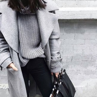 С чем носить серую вязаную водолазку в 30 лет женщине: Дуэт серой вязаной водолазки и черных джинсов скинни вдохновляет на проявление собственной индивидуальности.