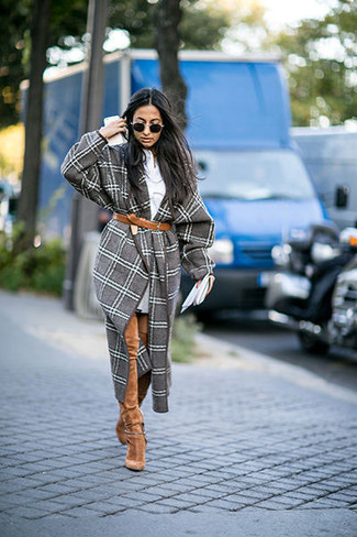 С чем носить светло-коричневые замшевые ботфорты осень: Серое пальто в шотландскую клетку и серое платье-свитер — неотъемлемые вещи в гардеробе противоположного пола с хорошим чувством стиля. Чудесно здесь выглядят светло-коричневые замшевые ботфорты. Разумеется, такое сочетание будет превосходной идеей в весенне-осенний период.