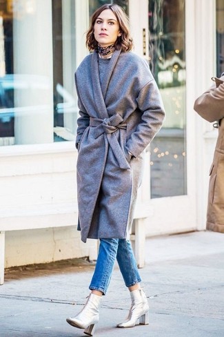Как носить синие джинсы с серым свитером с круглым вырезом в 30 лет женщине в холод в стиле смарт-кэжуал: Дуэт серого свитера с круглым вырезом и синих джинсов смотрится очень классно и нескучно. В паре с этим нарядом наиболее удачно выглядят серебряные кожаные ботильоны.