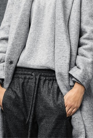 С чем носить темно-серые брюки женщине в холод в стиле кэжуал: Дуэт серого пальто и темно-серых брюк поможет воплотить в твоем образе современный городской стиль.