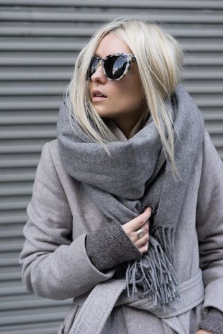 С чем носить серое пальто женщине в стиле смарт-кэжуал: Серое пальто в сочетании с серым свободным свитером — отличная идея для воплощения лука в стиле смарт-кэжуал.