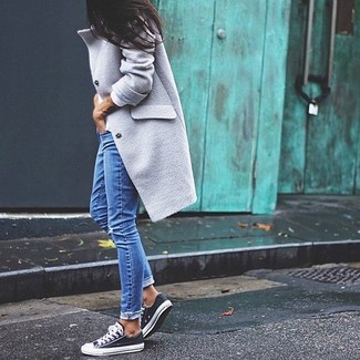 Какие низкие кеды носить с серым пальто женщине в холод: Серое пальто и синие рваные джинсы скинни — must have вещи в гардеробе дам с отменным чувством стиля. Чтобы лук не получился слишком вычурным, можешь надеть низкие кеды.