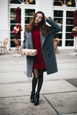 С чем носить красное платье-свитер: Красивое сочетание красного платья-свитера и серого пальто безусловно будет обращать на тебя взоры окружающих. Что касается обуви, можно дополнить образ черными кожаными ботильонами.