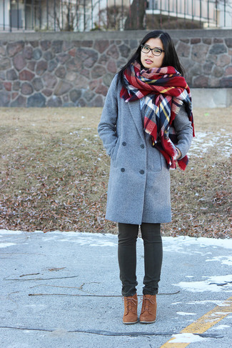 Модный лук: серое пальто, темно-серые джинсы, коричневые замшевые ботильоны на шнуровке, красный шарф в шотландскую клетку