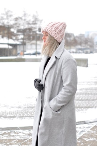 С чем носить темно-серые шерстяные перчатки женщине в прохладную погоду: Если у тебя планируется суматошный день, сочетание серого пальто и темно-серых шерстяных перчаток позволит создать практичный образ в повседневном стиле.