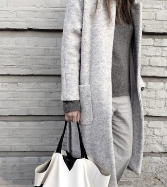 Модный лук: серое пальто, темно-серый свитер с круглым вырезом, серые спортивные штаны, белая кожаная большая сумка