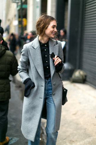 Модный лук: серое пальто, черная блузка с длинным рукавом, голубые джинсы-клеш, черная кожаная сумка через плечо