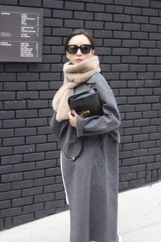 С чем носить светло-коричневый шарф женщине в прохладную погоду в деловом стиле: Серое пальто и светло-коричневый шарф — хорошая формула для воплощения приятного и простого лука.