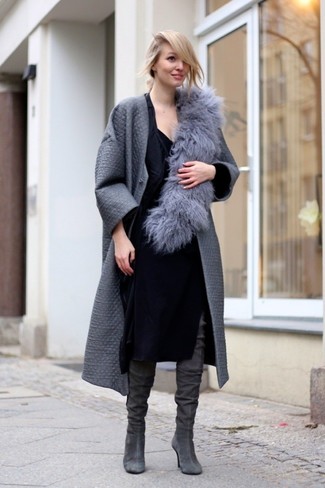 Модный лук: серое пальто, черное платье-футляр, серые замшевые ботфорты, серый меховой шарф