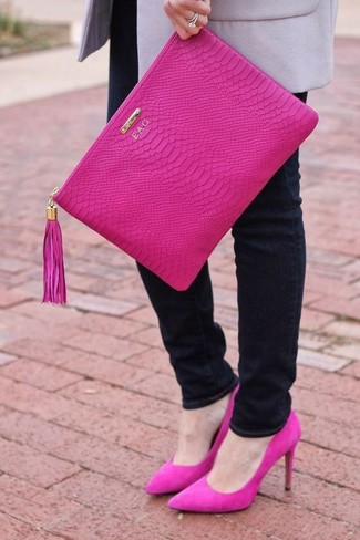 Какое пальто носить с ярко-розовыми туфлями в теплую погоду в деловом стиле: Пальто и черные джинсы скинни надежно обосновались в гардеробе многих женщин, позволяя создавать потрясающие и комфортные луки. Вместе с этим образом великолепно будут смотреться ярко-розовые туфли.