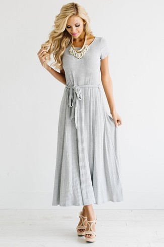 Модный лук: серое платье-макси со складками, бежевые кожаные босоножки на каблуке, белое жемчужное ожерелье