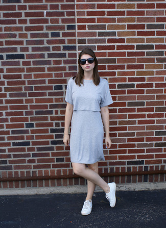 Модный лук: серое платье прямого кроя, белые низкие кеды, черные солнцезащитные очки