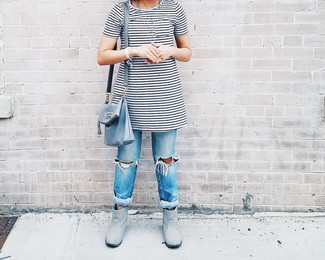 Какие джинсы носить с серыми ботильонами в 30 лет в спортивном стиле: Серое повседневное платье в горизонтальную полоску и джинсы — превосходная формула для создания модного и несложного лука. В этот ансамбль легко интегрировать серые ботильоны.