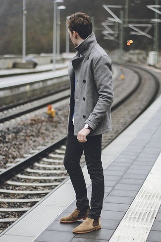Как носить черные джинсы с светло-коричневой обувью мужчине в теплую погоду в стиле смарт-кэжуал: Если ты приписываешь себя к той редкой категории молодых людей, неплохо ориентирующихся в одежде, тебе подойдет сочетание серого полупальто и черных джинсов. Светло-коричневые замшевые ботинки челси добавят образу немного консерватизма.
