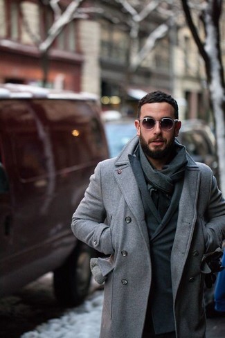 С чем носить двубортный пиджак мужчине в холод: Двубортный пиджак в сочетании с серым полупальто позволит воссоздать строгий деловой стиль.