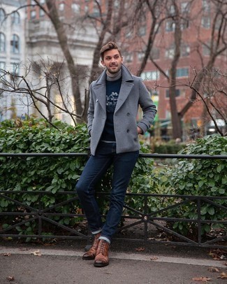 Какие повседневные ботинки носить с серым полупальто: Тандем серого полупальто и темно-синих джинсов позволит воплотить в твоем луке городской стиль современного парня. В тандеме с этим образом наиболее уместно будут смотреться повседневные ботинки.