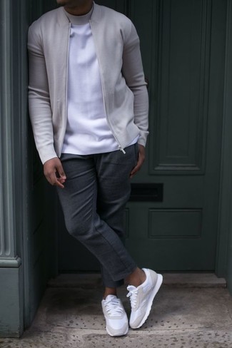 Модный лук: серый бомбер, белая футболка с круглым вырезом, темно-серые брюки чинос, белые низкие кеды