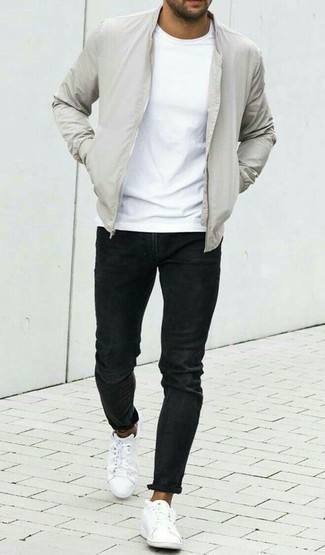 Как носить белые низкие кеды с черными джинсами в 30 лет мужчине в теплую погоду: Серый бомбер и черные джинсы помогут создать гармоничный и модный образ. Белые низкие кеды — идеальный выбор, чтобы закончить лук.