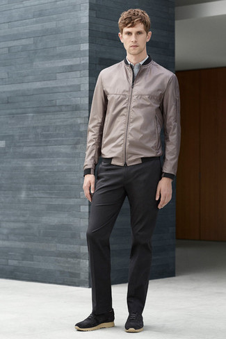Модный лук: серый бомбер, серая рубашка с длинным рукавом, черные классические брюки, черные замшевые низкие кеды